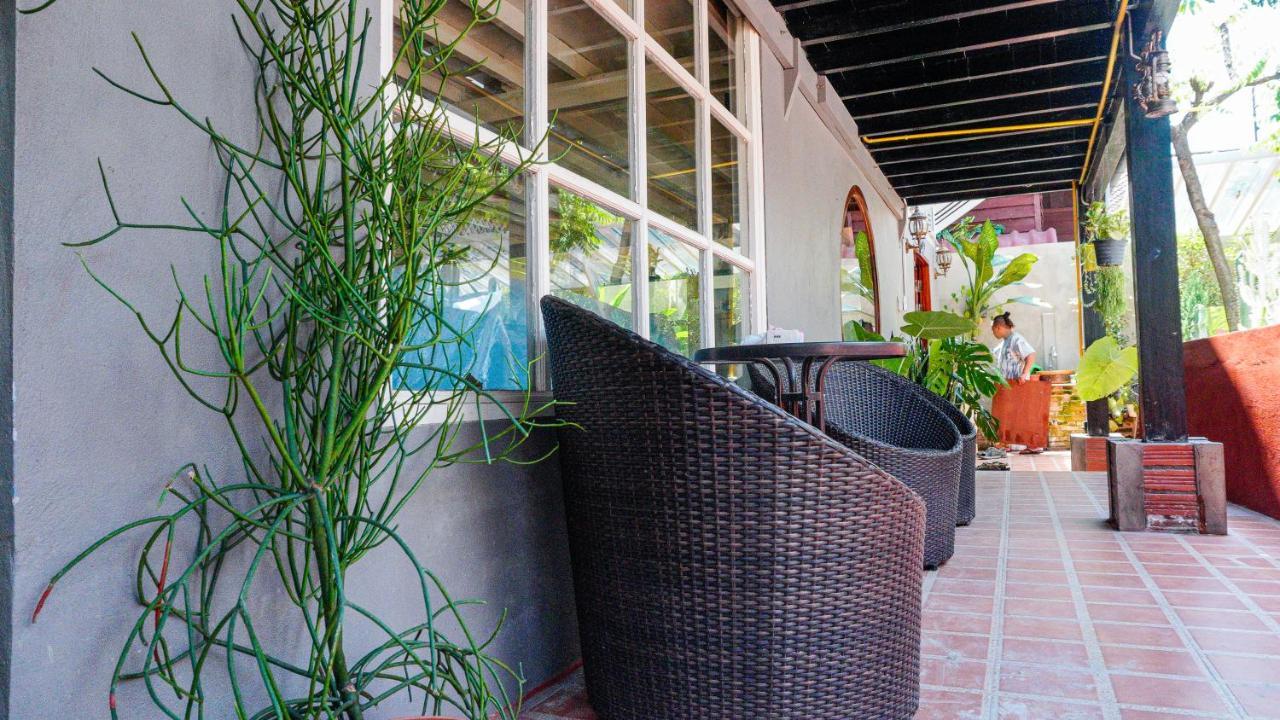 La Casa De Jardin Hostel Luang Prabang Exterior photo